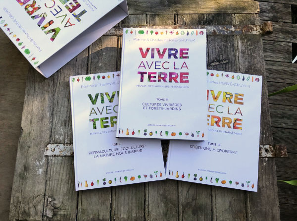 Les 3 livres inclus dans le superbe coffret « Vivre avec la terre » écrit par Perrine et Charles Hervé-Gruyer de la ferme du Bec Hellouin.