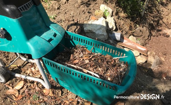 Sur la ferme familiale Merci Nature près de Bordeaux, on ne regrette pas d’avoir investi dans un bon broyeur pour particulier car tous nos « déchets verts » sont bien vite transformés en super amendement pour le jardin !!