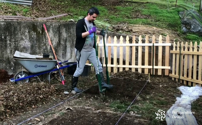 Préparation de sol potager permaculture.
